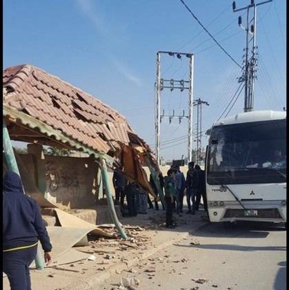 الزرقاء: إصابة إثر إصطدام حافلة بمحطة ركاب