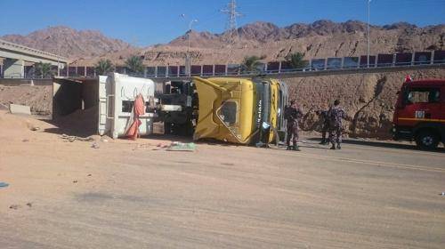 وفاة و25 إصابة بتدهور شاحنة على طريق البحر الميت