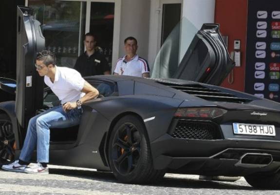 بالصور.. أبرز 15 سيارة في مرآب رونالدو اللاعب الأفضل في العالم 2016