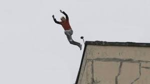 معلم يقفز من الطابق الثاني في الرصيفة بعد نسيانه داخل مدرسته !!