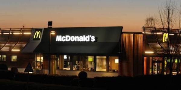 لهذا السبب مكادونالد في الفاتيكان