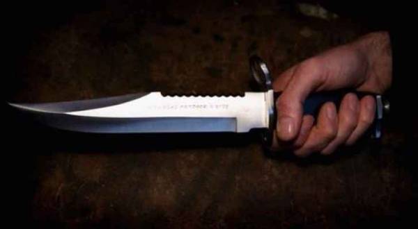 عشريني يردي شقيقته الأربعينية بعدة طعنات في عمّان