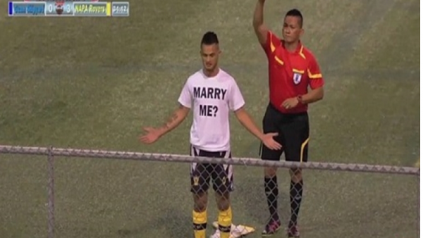 لاعب رومانسي يجبر الحكم على إشهار البطاقة في وجهه!