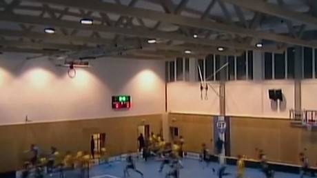 لحظة انهيار سقف قاعة رياضية في التشيك.... فيديو