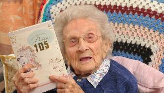 جدة ذات 105 أعوام تتذكر أكثر من خمسين اسما لأحفادها