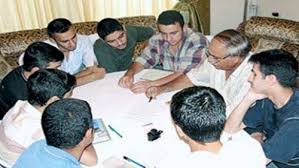 أساتذه جامعيون  لـ طلاب : الدروس الخصوصية أو الرسوب