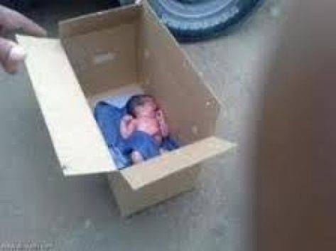 عامل وطن يعثر على لقيط داخل حاوية قمامة بالزرقاء