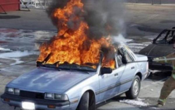 مواطن يشعل النار في مركبته بسبب مخالفة سير(فيديو)