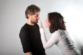 اردني يقاضي زوجته لأنها ضربته بهاتفه النقال