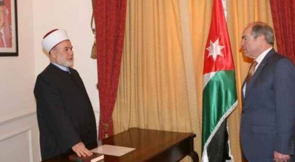 قاضي القضاة يؤدي اليمين القانونية امام رئيس الوزراء