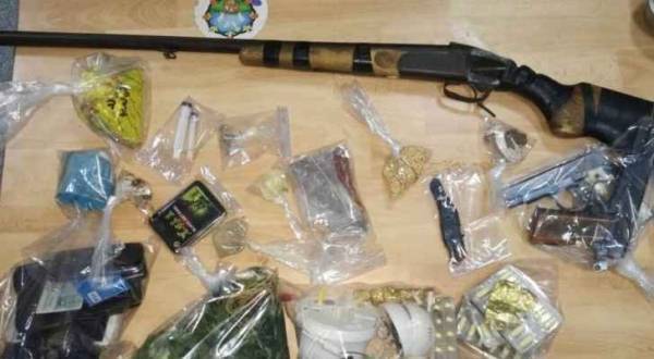 القبض على مطلوبين أحدهم مصنف بالخطير بحوزتهم مخدرات وأسلحة..تفاصيل