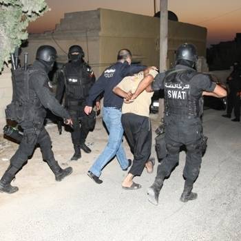 القبض على مطلوب بمداهمة في الزرقاء