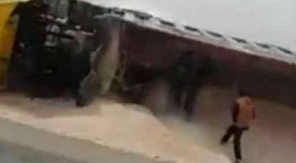 أزمة سير إثر انقلاب شاحنة عند نزول النقب