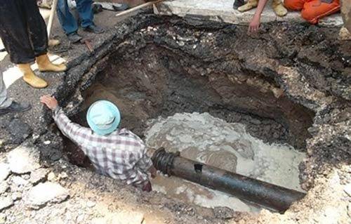 انفجار خط المياه الرئيسي الذي يغذي العاصمة