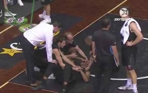 خرجت عينه من مكانها وعاد لمواصلة مباراة كرة السلة دون أي مشاكل ” شاهد”