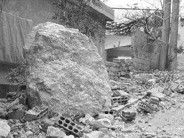 إخلاء عائلة من منزلها بعد إنهيار مقطع جبلي في جرش