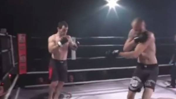 ملاكم يساعد خصمه بعد إصابته بخلع في الكتف... فيديو