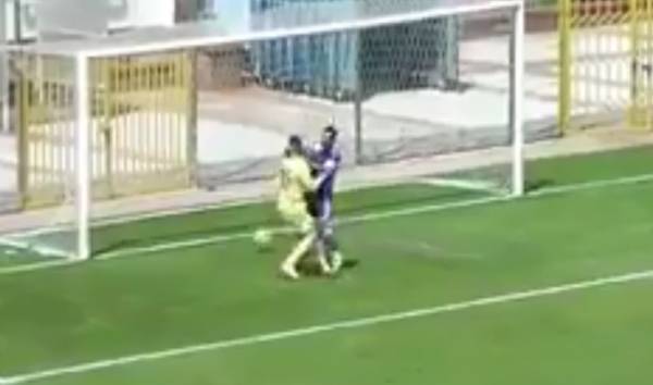 أراد تهنئة حارس مرماه فسجل هدفًا في شباكه... فيديو