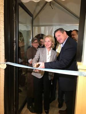 صور  السفيرة الامريكية تفتتح مخبزاً في عمان !!