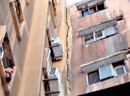 اخلاء عائلات من مباني بدأت بالانهيار في اربد