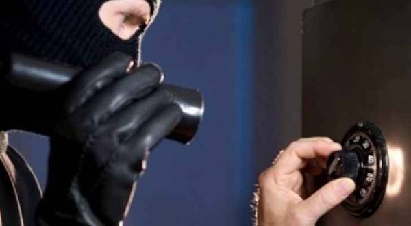 لصان يسرقان قاصة شركة كهرباء إربد وبداخلها 10 آلاف دينار