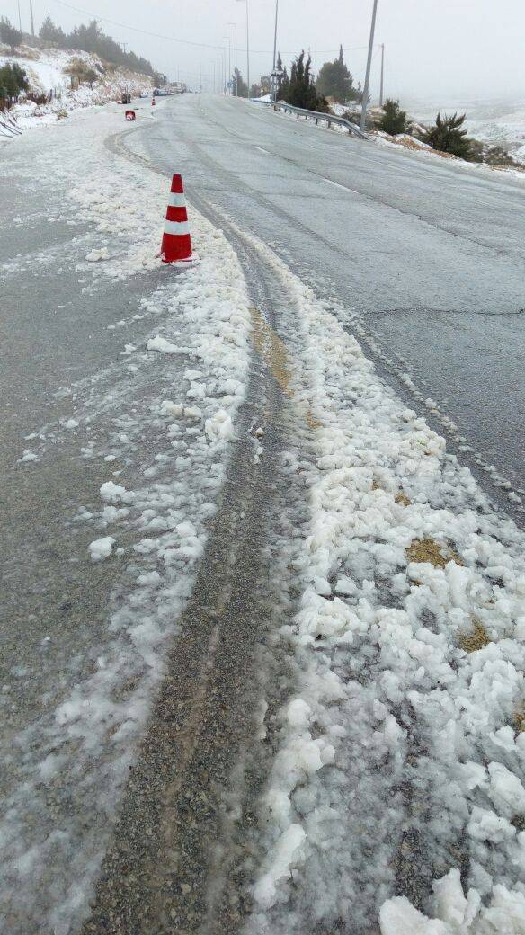 الثلوج تغطي أجزاءً واسعة من لواء البترا والشوبك(صور)