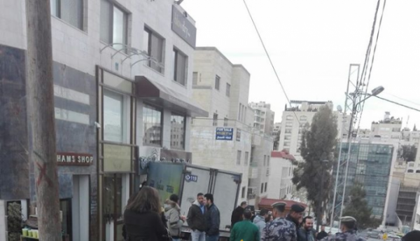 شاحنة تداهم محلاً في عبدون والعناية الالهية تتدخل (صوره)