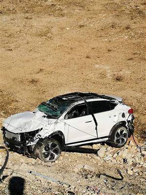 اصابة اثر انقلاب شاحنة نقل مركبات بالزرقاء... صور