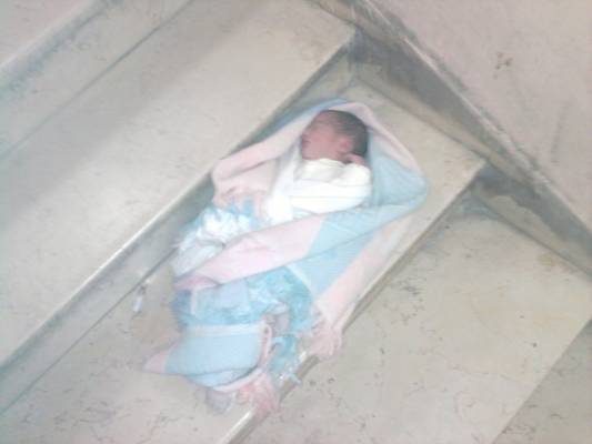 أردني يفاجأ بوجود لقيط في سيارته بعبدون