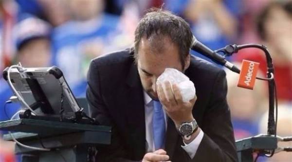 غضب اللاعب فكان الحكم ضحيته ...