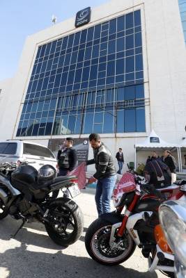 مسيرة للدراجات النارية تنطلق من شركة زين احتفالاً بعيد القائد(صور)