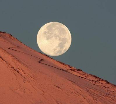 القمر الثلجي يضيء الأردن