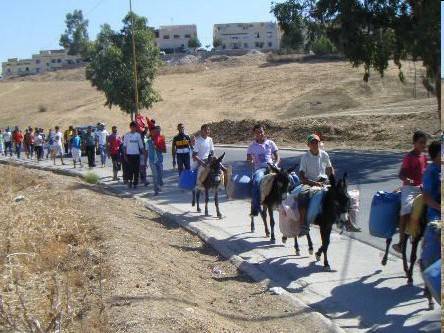 مسيرة بالدواب في الكرك رداً على قرارات الحكومة(فيديو)