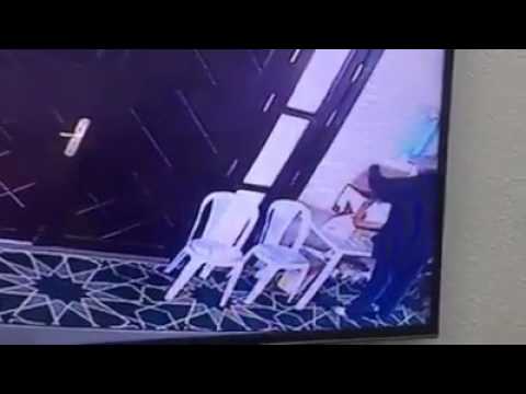 سرقة صندوق للتبرعات داخل مسجد في عمّان (فيديو)