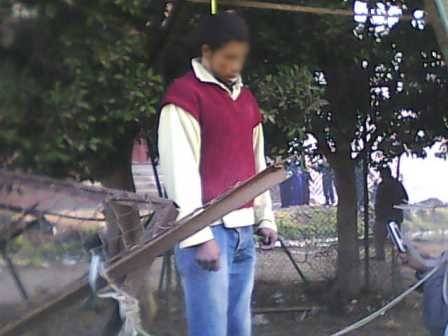 الأمن يعثر على جُثة عشريني مُعلقة بشجرة على طريق المطار