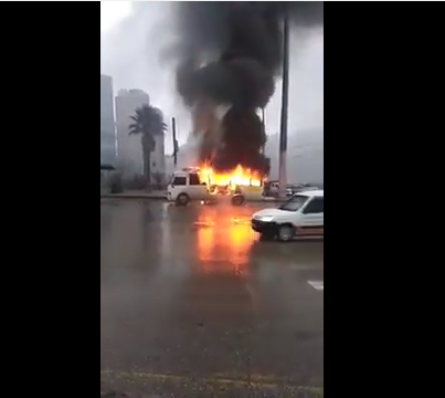 ورقة بيضاء تحرق باص كوستر في صويلح (فيديو)