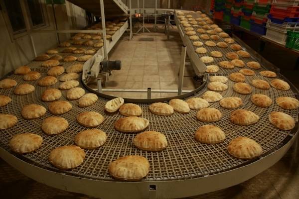 رجل أعمال وشركة مساهمة عامة ومخبز ب 15 مليون دينار