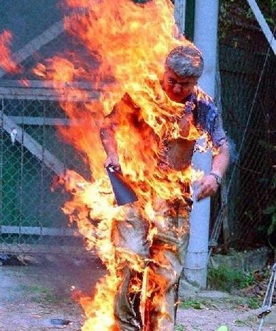 (البطالة) تدفع شاباً لحرق نفسه بالرمثا