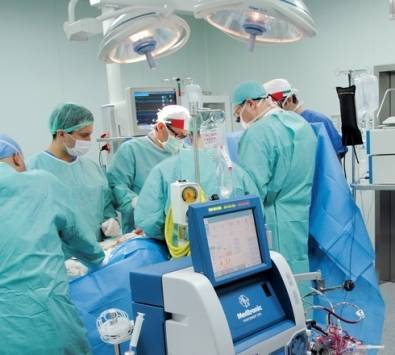 طبيب أردني يستأصل 64 ورما من رحم فتاه