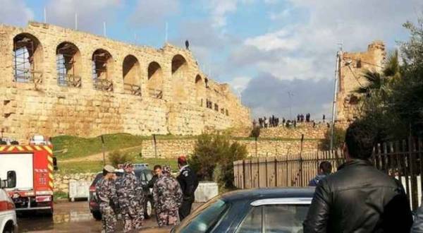 شابان يحاولان الانتحار من فوق أثار بجرش..صور