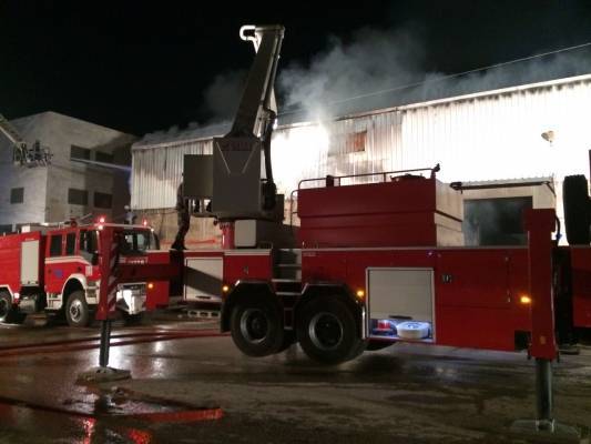 بالصور .. حريق مستودع مواد غذائية في المقابلين