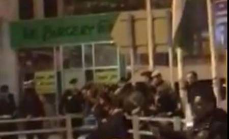 الأمن يقنع شابا بالعدول عن الانتحار في عبدون فيديو