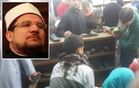 سرقة حذاء وزير أوقاف مصر عقب إلقائه خطبة بعنوان الخوف من الله
