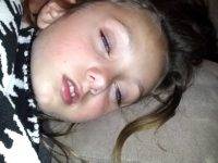 لماذا ينام بعض الأشخاص بأعين نصف مفتوحة؟