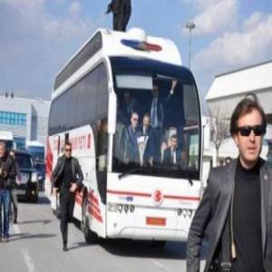 شاهد .. حافلة تقل أردوغان تدهس أحد حراسه