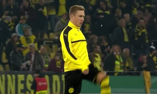 بالفيديو: لاعب دورتموند يستعرض مهاراته بالعلكة