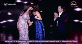 فيديو فستان شيرين يضعها في موقف محرج وتطلب من محمد هنيدي إنقاذ الموقف