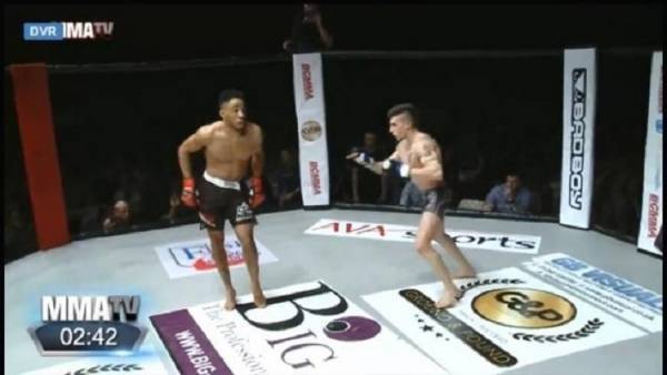 مصارع ينال جزاءه بعدما استهزأ بخصمه! (فيديو)