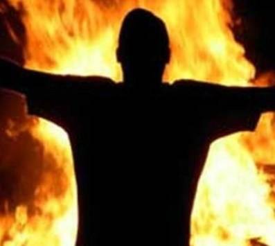 وفاة موظف بلدية احرق نفسه بسبب الأحوال المعيشية الصعبة(بالإسم والصورة)
