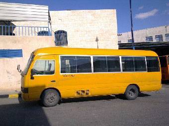 بالفيديو .. الأمن يبحث عن سائق حافلة مدرسية لهذا السبب ..!!